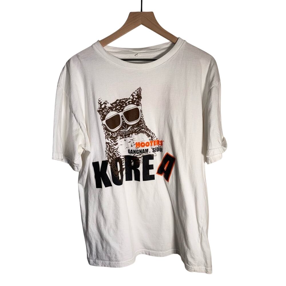 HOOTERS White Double Skded Graphic Tee w Black & Orange Gangnam Seoul Korea 2X